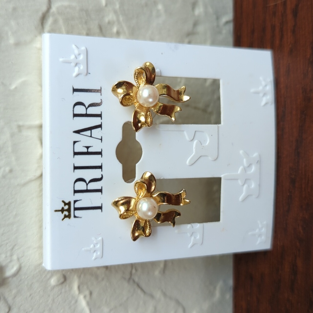 3/$20🌟 Vintage Trifari Pearly Bow Gold Tone Earrings